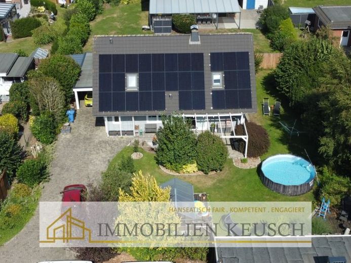 TRAUMgrundstück mit Niedrigenergiehaus, Sonnenterrasse, PV-Anlage, Carport, Kamin und offener Küche – Foto 1