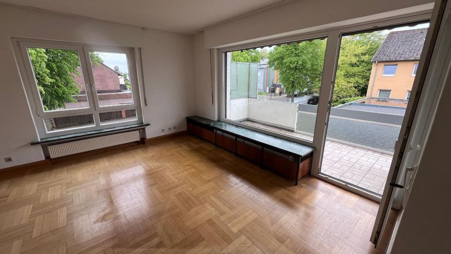 Stilvolle 4-5 Zimmer-Eigentumswohnung mit zwei Balkonen, zusätzlichem Dachgeschosszimmer, Garage und Gartenbereich – Bild 5
