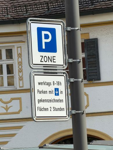 Urokliwe lokale handlowe w bezpośrednio najlepszej lokalizacji przy rynku (40 lub 80 m²) – Parkmöglichkeiten vor der Tür