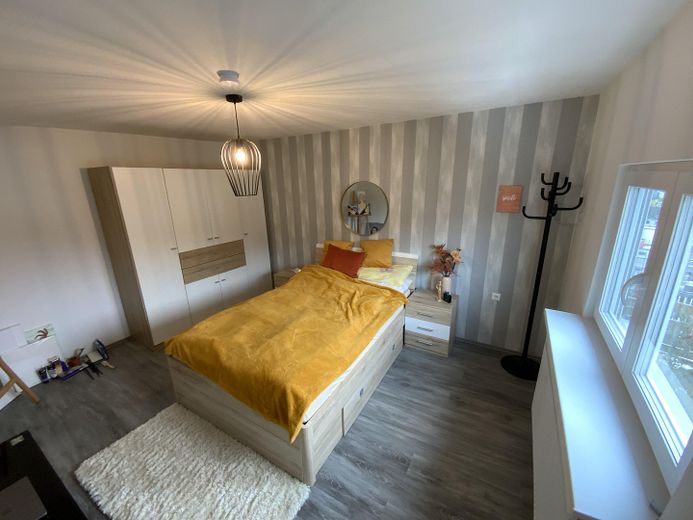Einziehen, loskochen & wohlfühlen: Modernisiertes XL-Haus mit Traumküche, Komfort-Garage & Garten – 4. Zimmer 01