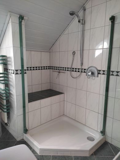 Ein schönes Zuhause in Südhanglage. – Hauptbad Obergeschoß
