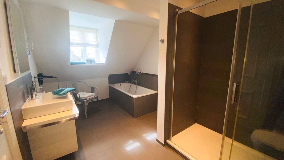 1. Bad en Suite mit Badewanne
