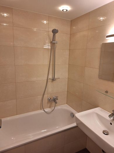 Hochwertig komplettsanierte 3-Zi. Erdgeschossterrassenwohnung in München, Fürstenried, am Waldrand – Badezimmer