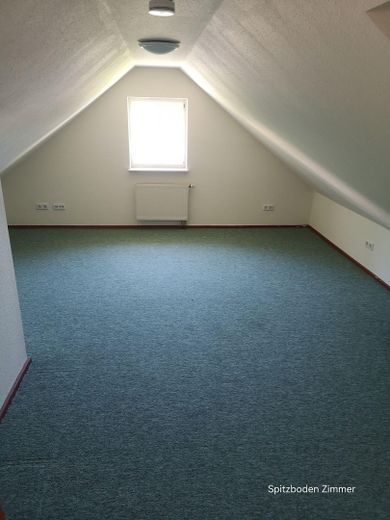 Bright office premises in a quiet location in 13467 Berlin-Hermsdorf – Zimmer Spitzboden