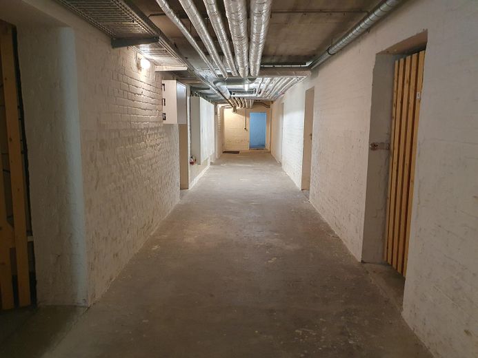 Gerenoveerd EN direct beschikbaar: tuinappartement m. eigen ingang, vloerverwarming, meer- en stationsnabijheid – Keller 1