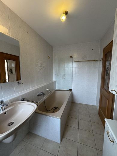 Badezimmer mit Badewanne 