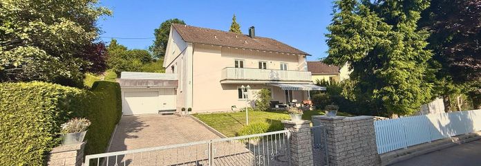 Hausfront mit Einfahrt/ Garage