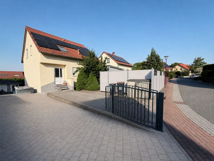 Modern detached house with granny flat in a popular residential area – Objektansicht