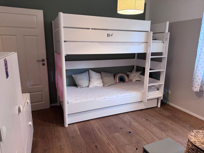 Einzigartige Gartenwohnung in München – Kinderzimmer 1 - Bett 1