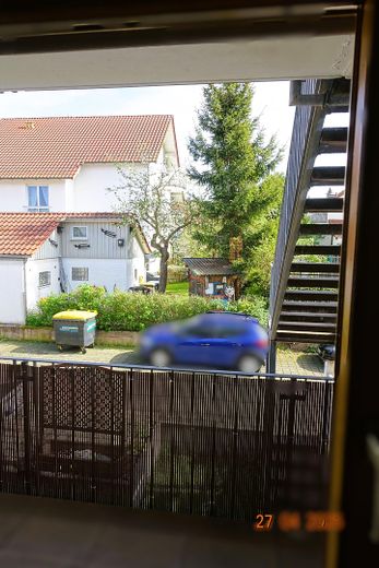 Blick v. Balkon auf Stellplatz