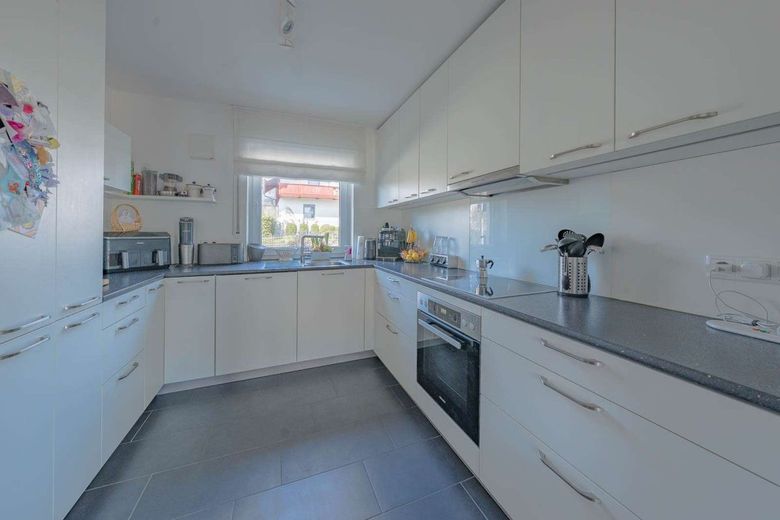 Großzügiges, effizientes Einfamilienhaus, 5 Zimmer + Hobbyraum, Terrasse mit Garten – Küche
