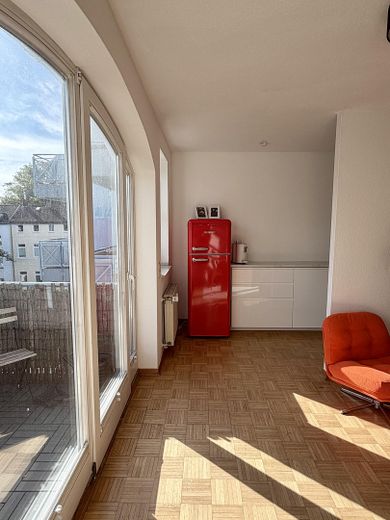 Bezugsfrei in Flingern: 1-Zimmer-Wohnung mit Balkon, Keller und Tiefgarage – Blick in Kueche