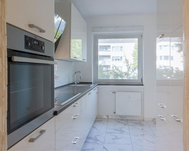 Wie neu: Modernisierte 3-Zimmer-Wohnung mit hochwertiger Küche in ruhiger Lage. – Küche