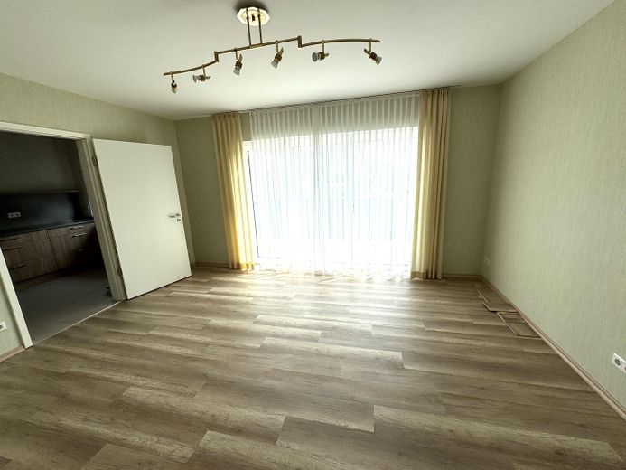 Nowoczesne mieszkanie w domu wielopokoleniowym z garażem – Wohnzimmer