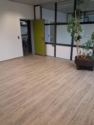 Verwaltungsgebäude, bei Bedarf mit kleiner Halle, Ortsteil 53577 Neustadt/Wied, zu vermieten – Eckbüro Feldseite 26