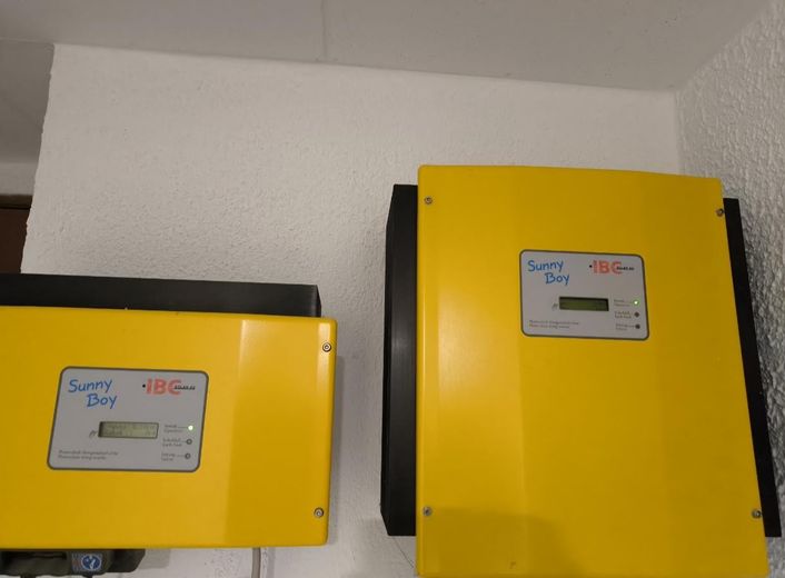 Direct beschikbaar, volledig gerenoveerd 3-kamerappartement op de bovenste verdieping met tuin, garage, 2 parkeerplaatsen & PV-installatie – Foto 7