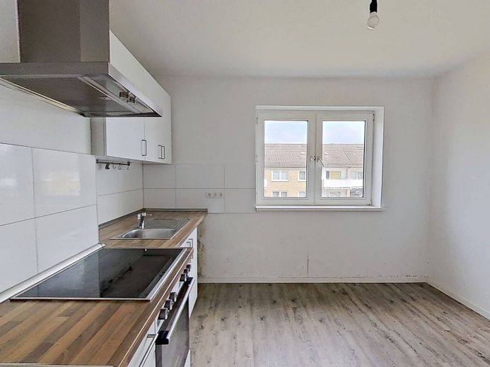 Hübsche 2-Zimmer-Wohnung mit BALKON, EBK und viel Lichteinfall – Ansicht I: Küche