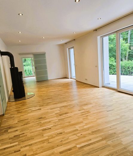 Mehrgenerationenhaus 371 m², Waldidyll am Flughafensee + Aufstockungspotenzial um 155 m² – Wohnzimmer mit Terrasse