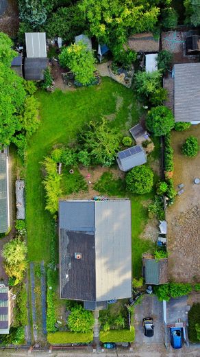 Oasi verde nell’idilliaca Zernsdorf su 1.130 m² con laghetto, sauna e serra – Objektübersicht