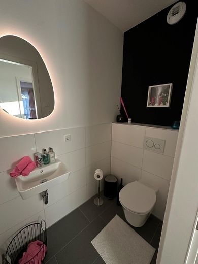 Traumwohnung mit exklusiver Einbauküche und großzügigem Balkon. – Gäste WC 