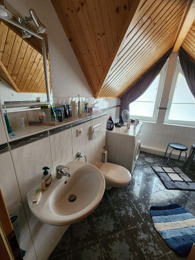 Ferienhaus mit eigenem Bootsliegeplatz – Bad 1