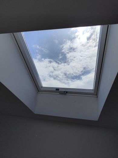 3-Zimmer Etagenwohnung mit Balkon in Tornesch zum Verkauf – Dachfenster Schlafzimmer1