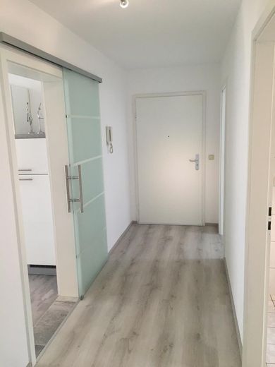 2,5 Zi.-Terrassenwohnung m. Garten (incl. Küche) + feste Tiefgarage in Forchheim/Nähe Bhf. – Flur