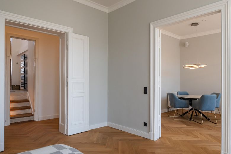 Recién reformado. Disponible para entrar y sin comisión. Lujo en un edificio antiguo en pleno centro de la ciudad. – Schlaf- oder Esszimmer