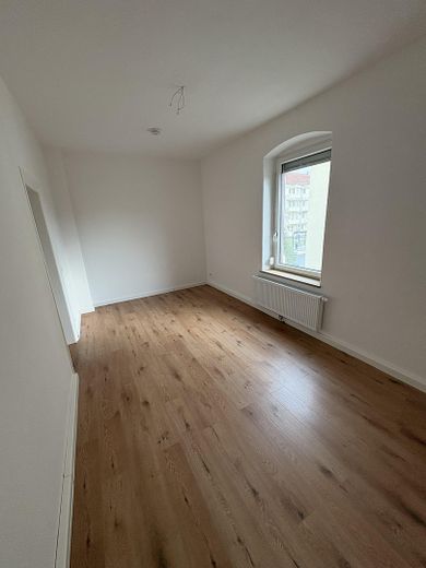 Işıkla dolup taşan 3 odalı daire, balkon ve modern banyo ile – Schlafzimmer 