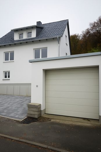 Garage, Stellplatz und Haus