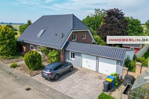IMMOBERLIN.DE - Adrettes Haus mit Südwestgarten & Doppelgarage in ländlicher Lage