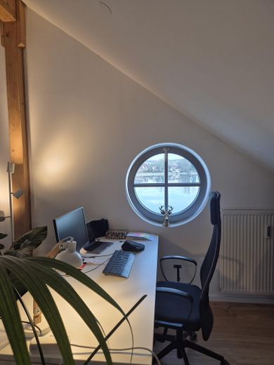 Schreibtisch mit Seeblick