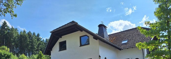 Großzügiges Wohnen im gepflegten Landhaus (nähe Golfplatz/Waldrand) PROVISIONSFREI – Landhaus Hofzufahrt Eingang