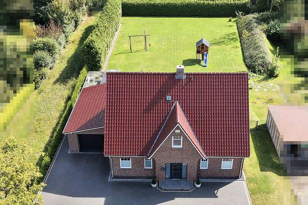 EXKLUSIVES DREIGIEBELHAUS MIT AUßERGEWÖHNLICHEM GARTENGRUNDSTÜCK