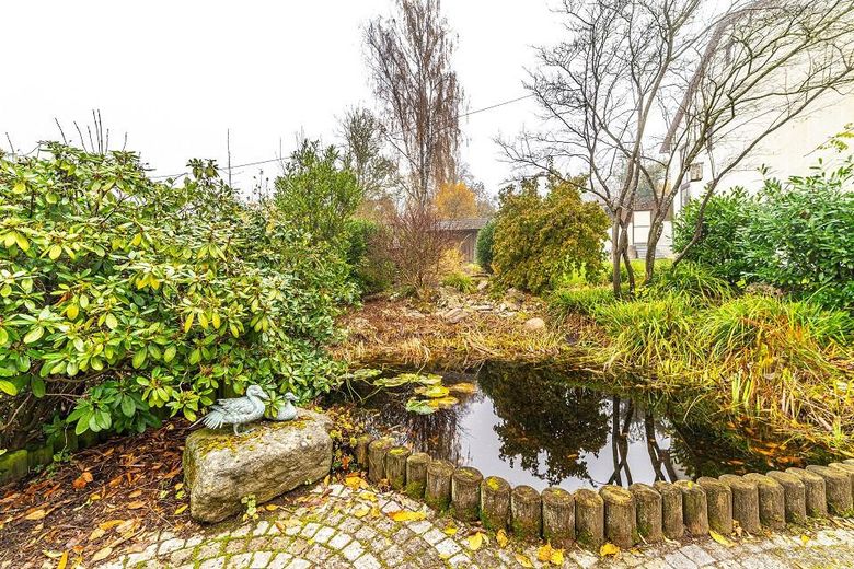 Zweifamilienhaus in Massivbau mit großem Garten in ruhiger Lage – Teich mit Wasserlauf
