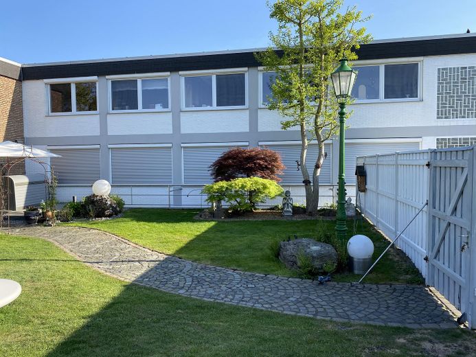 Superficie luminosa per ufficio/studio al piano terra con vista sul giardino e posti auto – 125 m² a St. Tönis / Tönisvorst – Foto 1