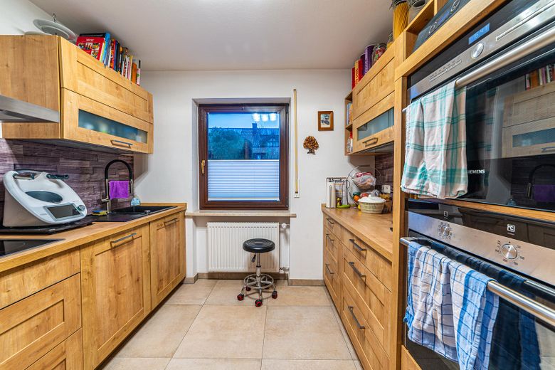 Zweifamilienhaus in Massivbau mit großem Garten in ruhiger Lage – OG Küche