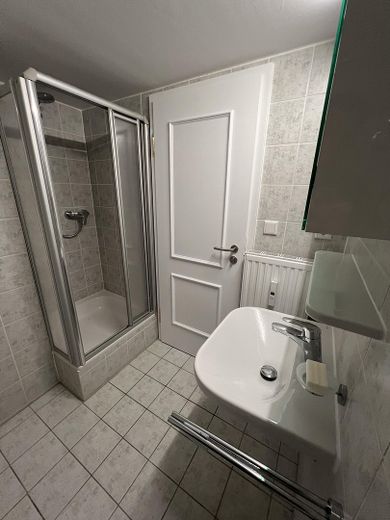 Urokliwe mieszkanie z ogrodem i pokojem muzycznym w spokojnej okolicy Monachium-Maxhof – Duschbad UG