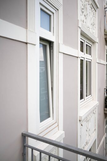 Deux charmants appartements anciens de 2 pièces avec balcon à HH-Altona – Fassade & Badfenster