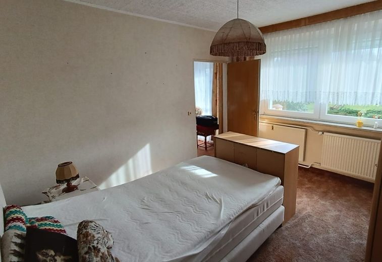 Einfamilienhaus mit Garage, 2000m² Grundstück, Stall, Werkstatt – Schlafzimmer 1