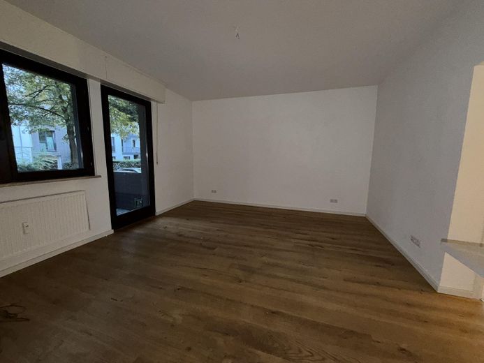 Appartement moderne de 2 pièces dans l’Ostend de Francfort, près de la BCE, avec cuisine équipée et balcon – Wohnzimmer 