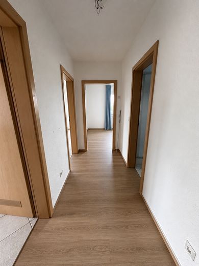 Zmodernizowane mieszkanie 2-pokojowe z kuchnią w zabudowie, balkonem i carportem – Foto 5