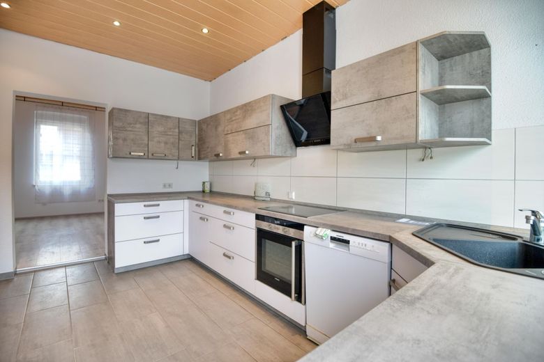 Bezugfsfreie 6 ZKBB mit XL-Panoramaterrasse &amp; Gemeinschaftsgarten | Gepflegtes 2FH mit Garage – Küche_Bild2