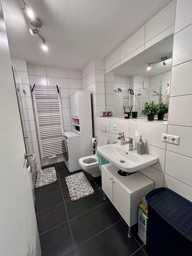 Moderne 2-Zimmer-Neubauwohnung mit hochwertiger EBK - Stilvoll wohnen in bester und ruhiger Lage – Bad 1