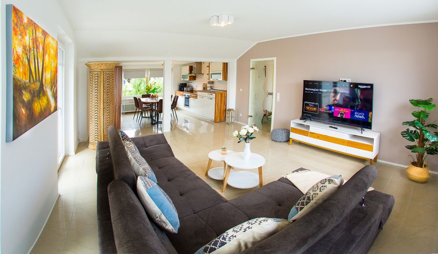 Möblierte, helle 4-ZKB mit Balkon. WG möglich – Foto 1