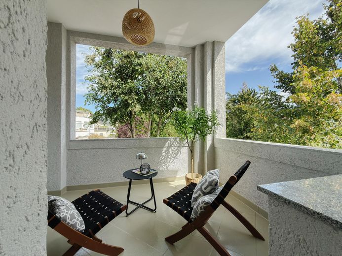 Frankfurt vor der Haustür: hochwertige 84-m²-Wohnung mit Balkon im stilvollen 3-Parteien-Haus – Balkon und Grünblick