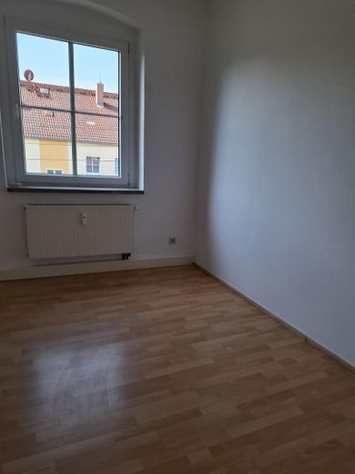 3-Raum-Wohnung, große Küche, 1.OG rechts, Bad mit Fenster, Wanne und Dusche / ALG + BG möglich – Blick in das AZ/Kinderzimmer