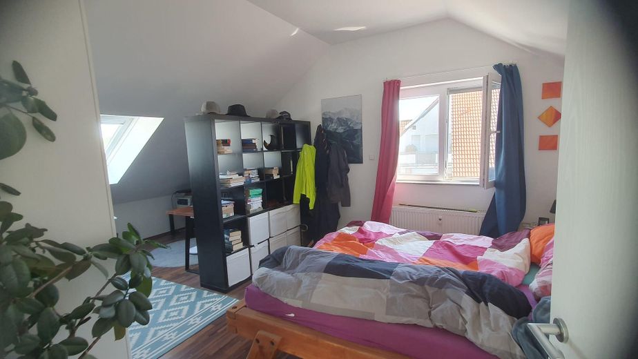 Moderne 3,5 Zi.-DG-Wohnung mit Balkon in toller Lage - von privat – Schlafzimmer