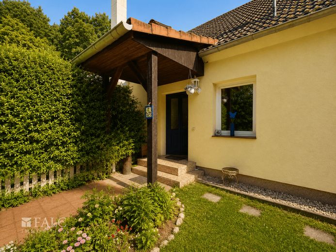 ***Doppelhaushälfte mit Halle und großem Grundstück in Traumlage am Sievertsee*** – Eingang