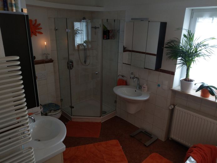 ampio appartamento con 110 mq di superficie + 80 mq di seminterrato ristrutturato – Badezimmer mit Wanne & Dusche